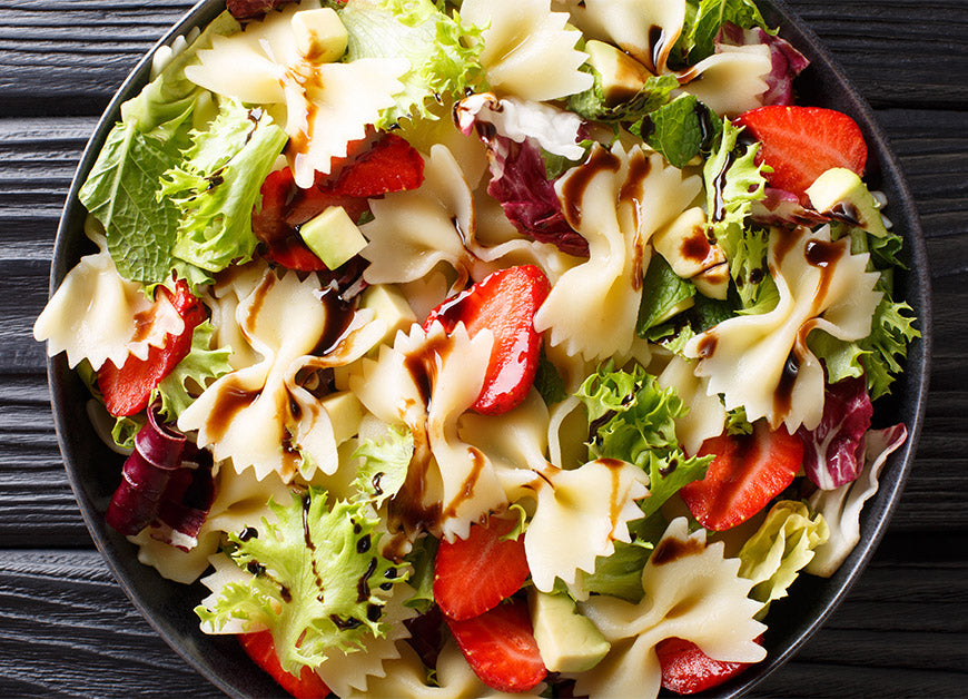 מתכון - סלט פרפרים (פרפלה) עם תותים וחומץ בלסמי